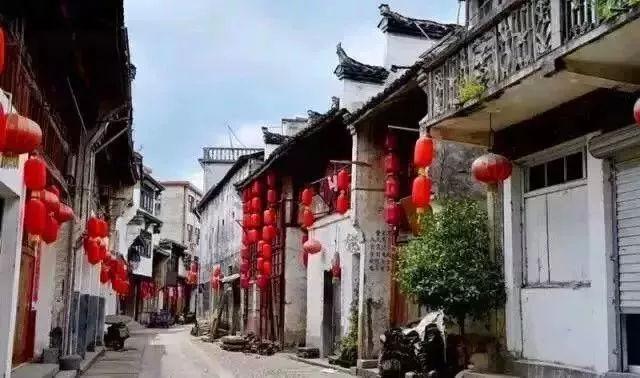 潘粤明和美女坐豪车同行,女方肤白颜值高,是新女友吗?-答案是智慧的结晶